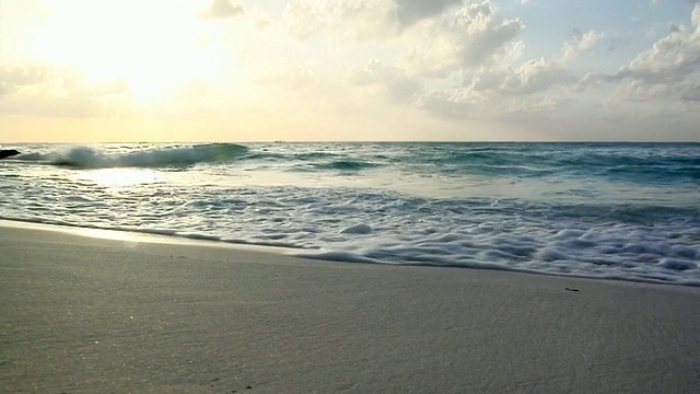 海浪卷上海滩，Isla Mujeres，金塔纳罗，墨西哥视频素材