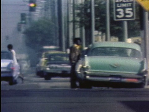 1970年代WS PAN Woman crossing street / Los Angeles, California / AUDIO视频素材