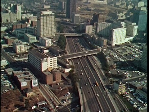 1970年，美国加州洛杉矶，蒙太奇空中高速公路和市中心地区，音频视频素材