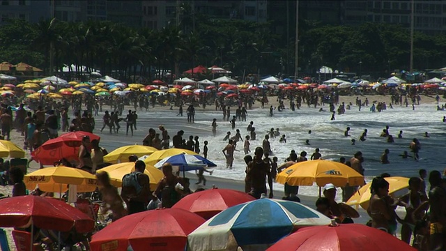 巴西里约热内卢科帕卡巴纳海滩上的人群视频素材