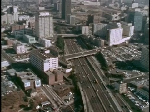 1970年代蒙太奇鸟瞰城市与高速公路/洛杉矶，加利福尼亚视频素材