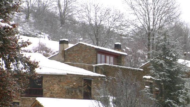 西班牙比利牛斯雪山中的潘小姐山村视频素材