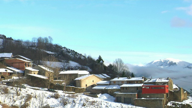 西班牙比利牛斯山区一个大雪覆盖的小村庄视频下载