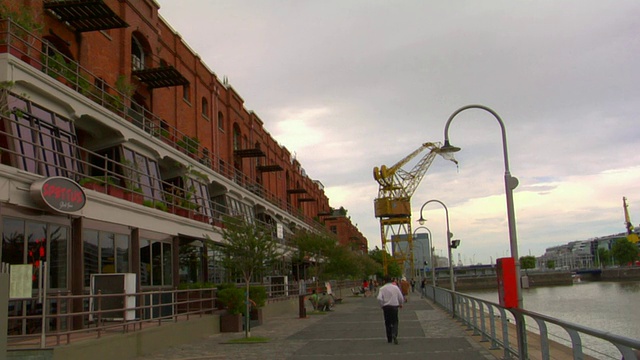 WS PAN People on Puente De La Mujer, Puerto Madero, Buenos Aires，阿根廷视频素材