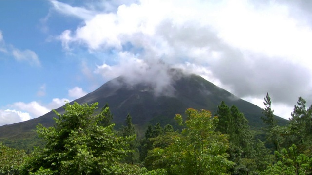 哥斯达黎加阿雷纳尔火山上空的T/L WS云视频素材