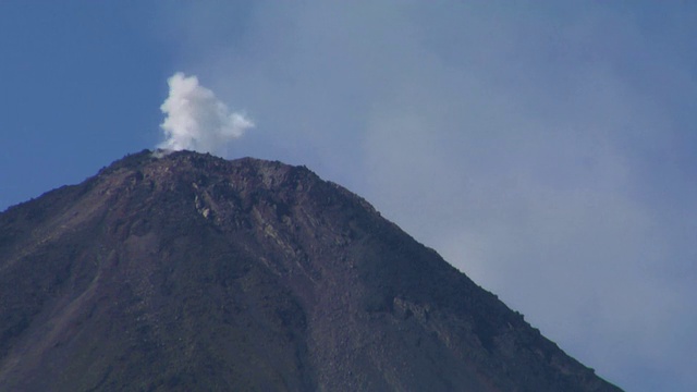 哥斯达黎加阿雷纳尔火山升起的烟雾视频下载