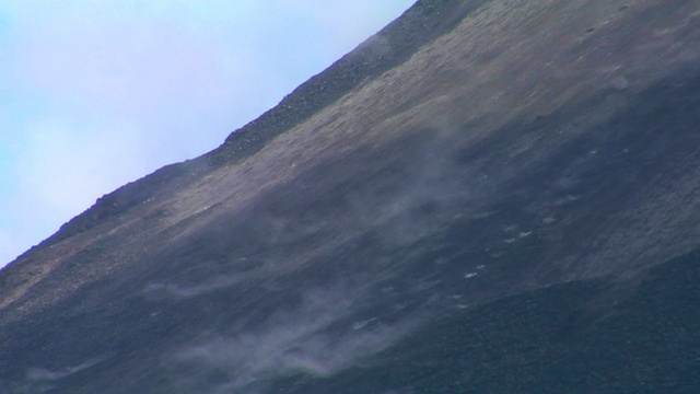 哥斯达黎加，MS Stones落在Arenal火山上视频下载