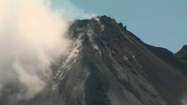 哥斯达黎加阿雷纳尔火山升起的烟雾视频下载