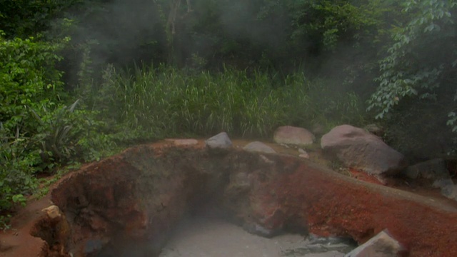 哥斯达黎加阿雷纳尔火山火山区沸腾的水视频下载