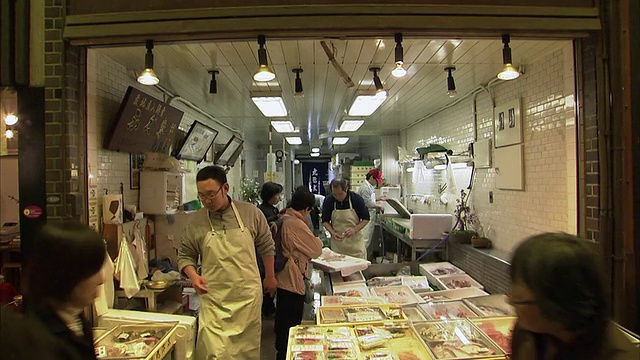 日本京都西树市场的WS TD店面鱼店视频素材