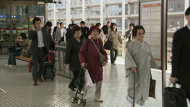 日本京都站的乘客视频素材