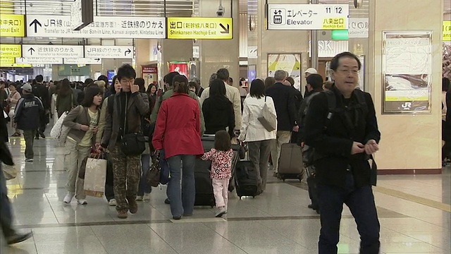 日本京都站的乘客视频素材