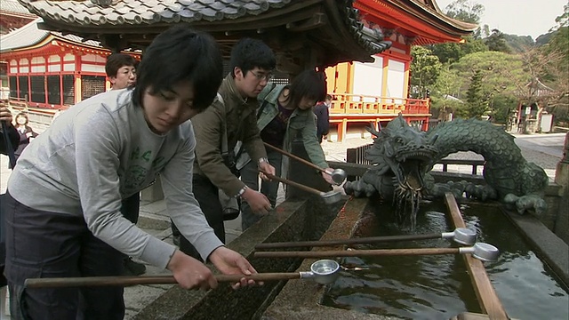 日本京都清水寺，人们在筑白洗手视频素材