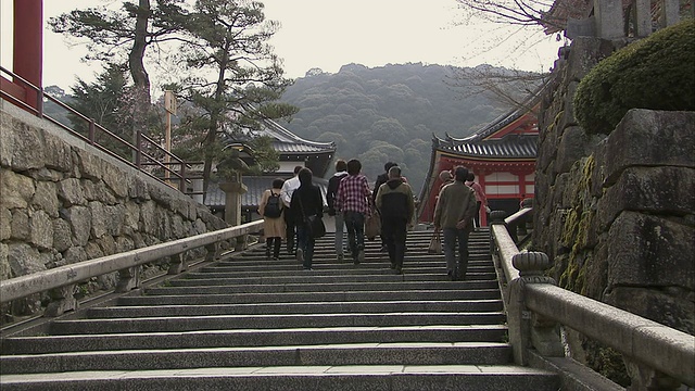 日本京都，人们在清水寺的台阶上视频素材