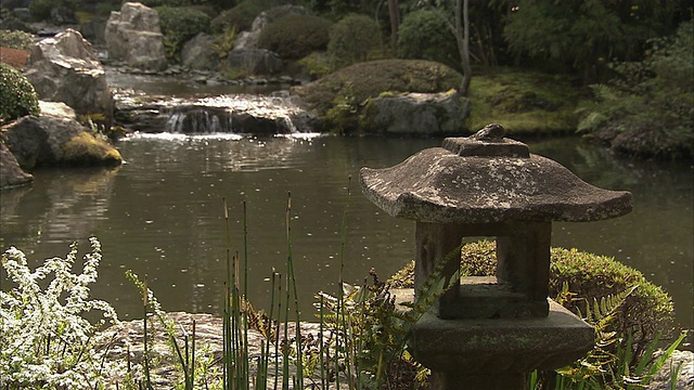 日本京都太宗宫花园中以池塘为背景的石灯视频素材