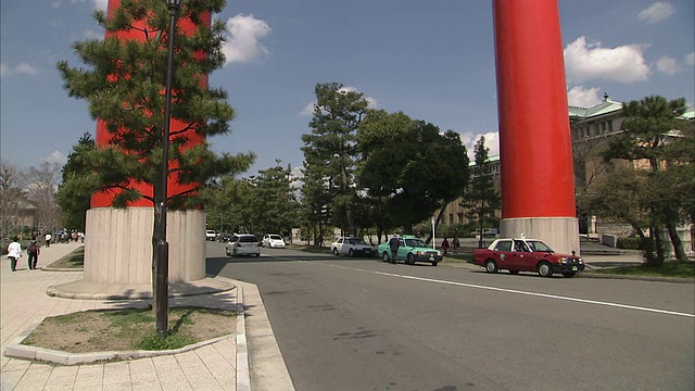 WS TU LA交通街道和鸟居门，日本京都视频素材