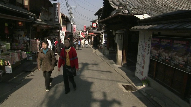 POV:走在日本老京都的大街上视频素材