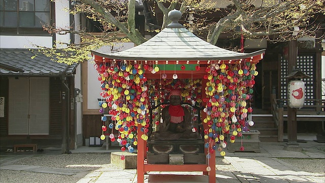 日本京都佛教神社的WS雕像视频素材