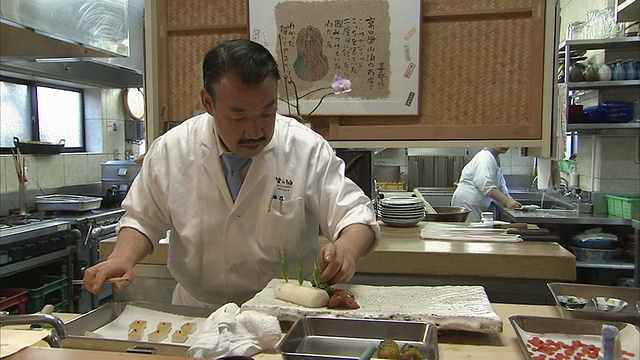 曼女士准备怀石料理，京都，日本视频素材