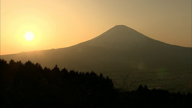 日本本州岛神奈川县富士箱根国家公园日落时富士山的剪影视频素材