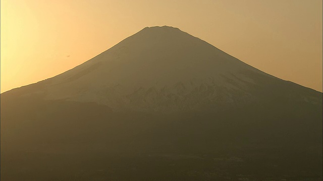 日本本州岛神奈川县富士箱根国家公园日落时富士山的剪影视频素材