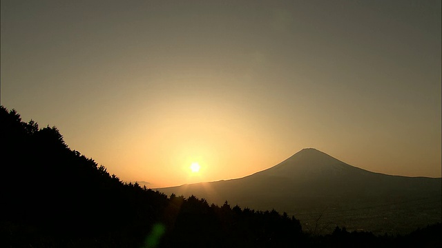 日本本州岛神奈川县富士箱根国家公园日落时富士山的剪影视频素材