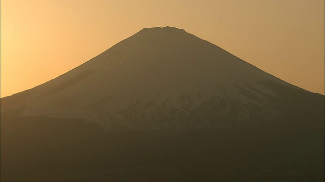 日本本州岛神奈川县富士箱根国家公园日落时富士山的剪影视频素材