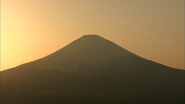 日本本州岛神奈川县富士箱根国家公园日落时富士山的剪影视频素材