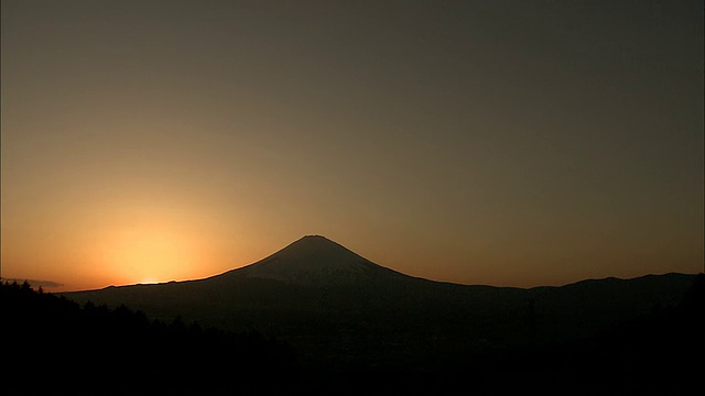 日本本州岛神奈川县富士箱根国家公园日落时富士山的剪影视频素材