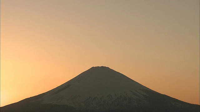 日本本州岛神奈川县富士箱根国家公园日落时富士山的剪影视频素材