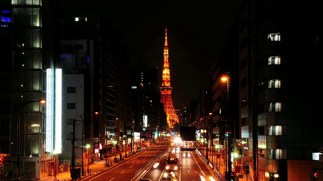 日本东京，夜间街道上交通繁忙，背景是东京塔视频素材