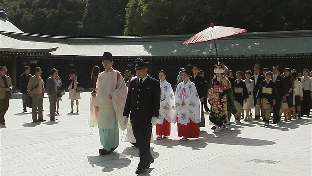 日本东京明治神社的婚礼队伍视频素材