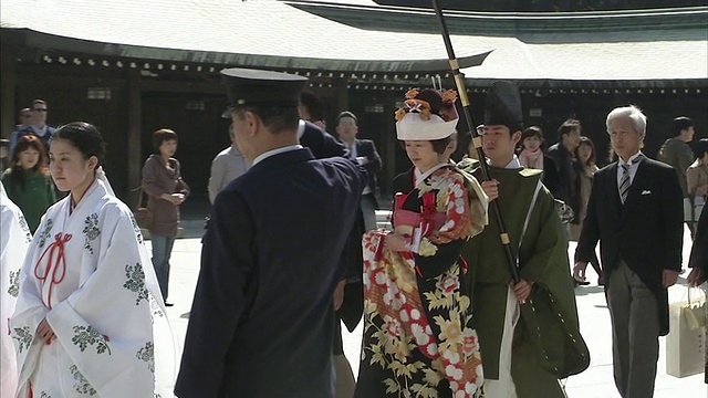 日本东京明治神社的婚礼队伍视频素材