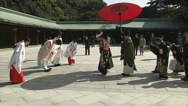 日本东京明治神社的婚礼队伍视频素材