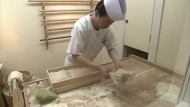 日本东京，库克女士把荞麦面放到盒子里视频素材