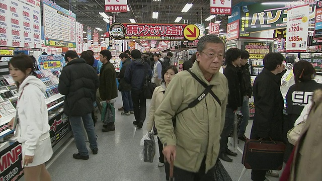 拥挤的电子商店，东京，日本视频素材