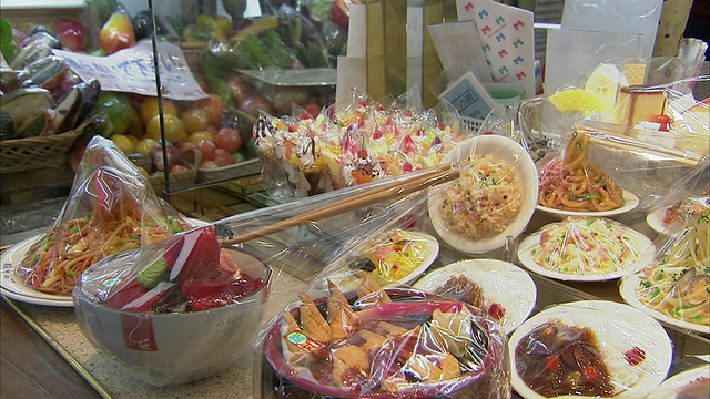 铜盘塑料食品店，东京，日本视频素材