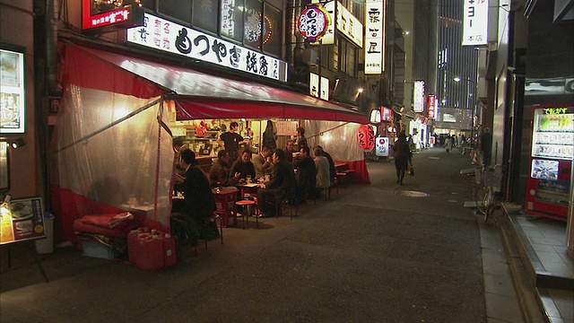 在日本东京，人们晚上在户外餐厅吃饭视频素材