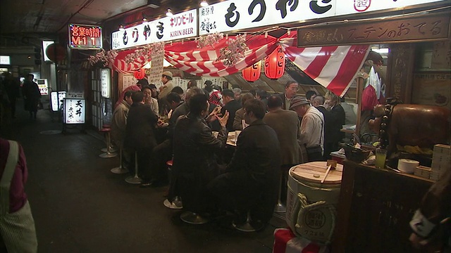 日本东京，人们晚上在户外餐厅吃饭视频素材