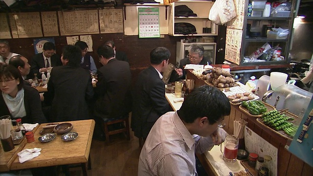 日本东京，人们在烧鸡餐厅用餐视频素材