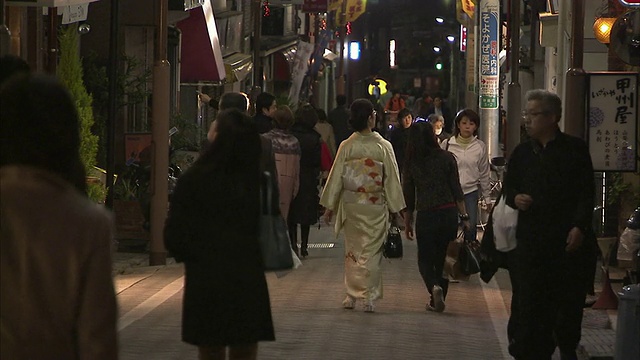 晚上，日本东京街头，穿着和服的妇女视频素材