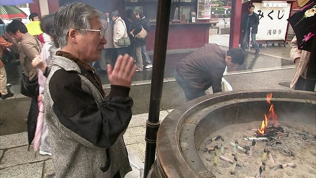 日本东京，人们在寺庙里烧香视频素材