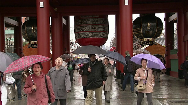 日本东京，WS寺庙大门和打着雨伞的人们视频素材