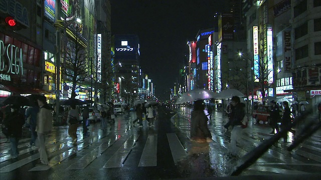 从汽车上看，日本东京夜晚的街道视频下载