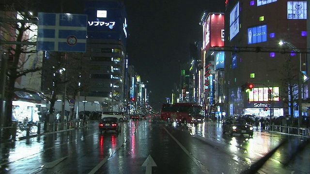 从汽车上看，日本东京夜晚的街道视频素材