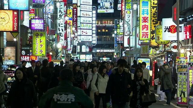 在新宿，东京，日本，人群和霓虹灯视频素材