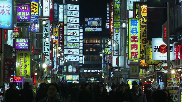 在新宿，东京，日本，人群和霓虹灯视频素材