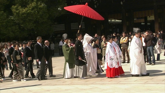 日本东京，明治，一对新婚夫妇视频素材