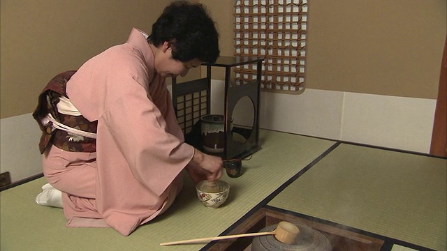 日本东京，一名女子在沏茶视频素材