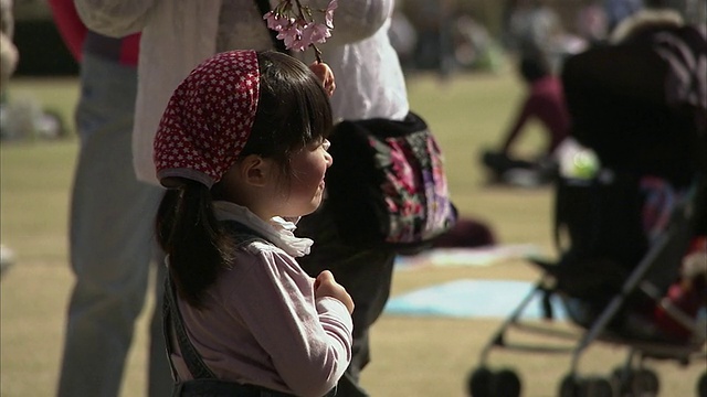 日本东京，抱着妈妈胳膊的CU女孩视频素材